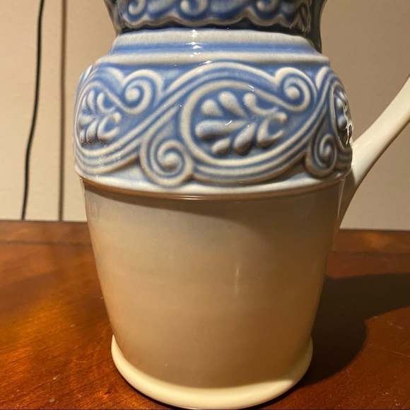 Longaberger American Craft
Cornflower Blue 40oz Pitcher - Picture 3 of 9